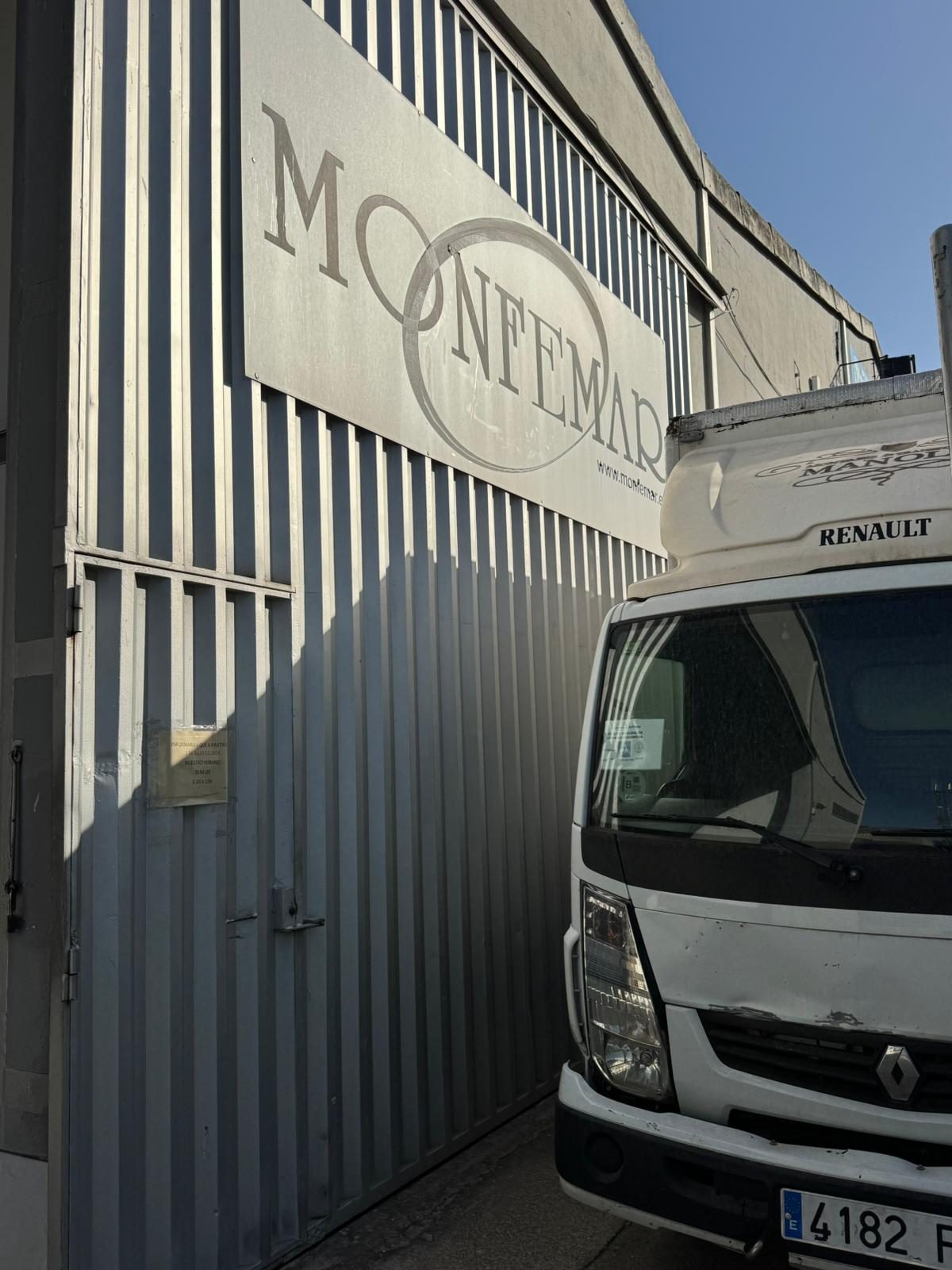 Fachada de las instalaciones de Monfemar en Son Castelló, Palma de Mallorca, con el nombre de la empresa