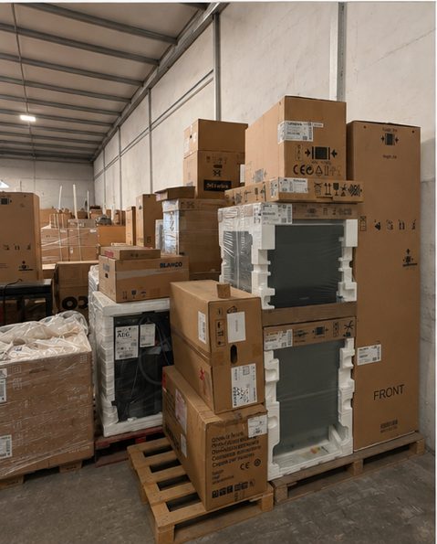 Mercancía paletizada y electrodomésticos almacenados en las instalaciones de Monfemar